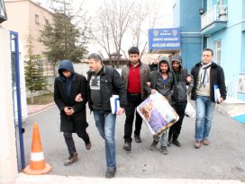 Adliyeye sevk edilirken battaniyesini de götürdü