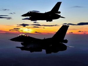Mısırda F-16 savaş uçağı düştü