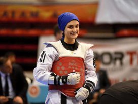 Müsabakalara dua ederek çıkan kız şampiyon oldu