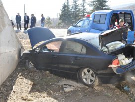 Akşehirde otomobil şarampole yuvarlandı: 4 yaralı