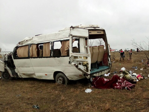 Suriyelileri taşıyan minibüs şarampole yuvarlandı