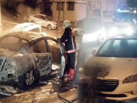 Başkent’te park halindeki 2 araç yandı