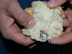 Marketten aldığı ekmeğin içinden somun çıktı