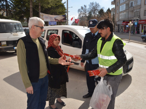 3 bin adet bayrak dağıtıldı
