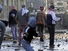 Yüzünü kapatıp polise taş atana 8,5 yıl hapis