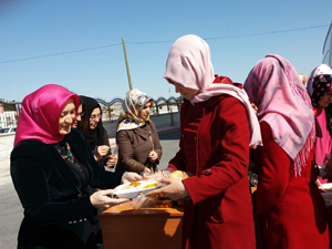AK Parti kadın kollarından öğrencilere yemek ikramı