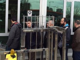 Zaman çalışanları kimlik kontrolüyle binaya alındı
