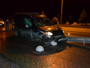 Hafif ticari araç bariyerlere çarptı