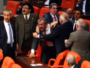 Ak Partili vekil sinirden elini kırdı