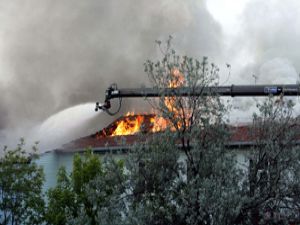 Boya fabrikası alev alev yandı