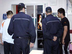 Otomobilden teyp çalan iki zanlı polisten kaçamadı