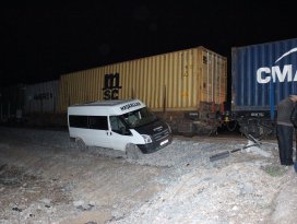 Konyada yük treni minibüse çarptı