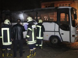Park halindeki işçi servisi yandı
