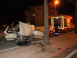 Otomobil ağaca çarptı: 2 yaralı