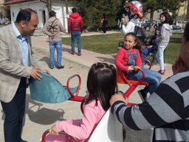 Özaltun, çocuk parklarını gezdi
