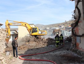 Beyşehirde çıkan yangında iki ev yanarak kül oldu