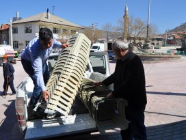 Seydişehir Belediyesi mezarlık ve taziye evleri için tabure dağıttı