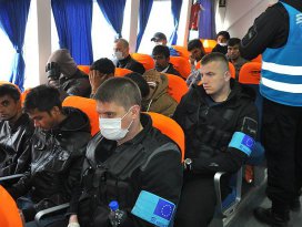 Sığınmacıları taşıyan ilk gemi Midilliden Dikiliye geldi