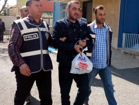 Alkış ve tezahüratla cezaevine uğurlandı