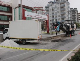 Kaldırımda bekleyen kadın kamyonetin altında kalarak öldü