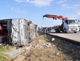 Yolcu otobüsü devrildi: 3 ölü, 40 yaralı