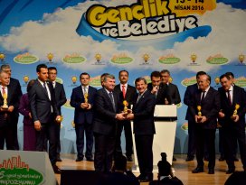 Başkan Akyürek, ödülünü Davutoğlunun elinden aldı