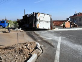 Kızartma yağı yüklü kamyon devrildi: 1 yaralı