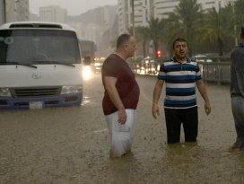Suudi Arabistanda sel baskınları: 18 ölü