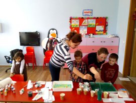 Anaokulu öğrencileri ebru sanatı öğreniyor