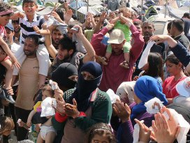 İdomenide sığınmacılardan Esed rejimi protestosu