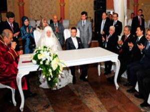 Bakan Davutoğlu kızkardeşini evlendirdi