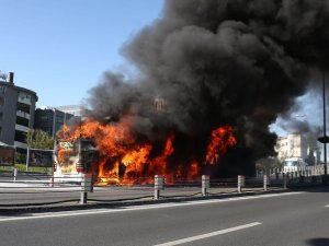 İstanbulda metrobüs yandı