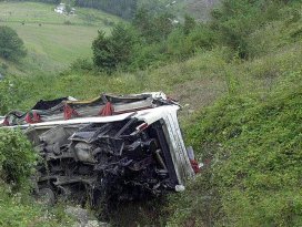 Hindistanda otobüs uçuruma yuvarlandı