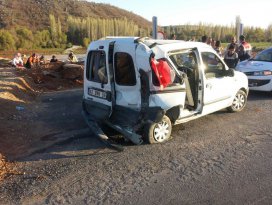 Kamyonla hafif ticari araç çarpıştı: 6 yaralı