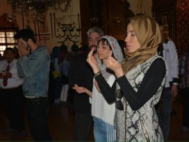 Burcu Güneş Mevlana Türbesi’nde dua etti
