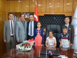 Başkan Oğuz’un makam koltuğuna Elayna Akbaş oturdu