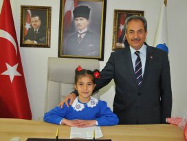 Başkan Akkaya koltuğunu Ayşe Karagöz’e devretti
