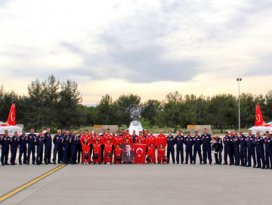 Türk Yıldızlarının kokpiti ilk kez çocuklara emanet