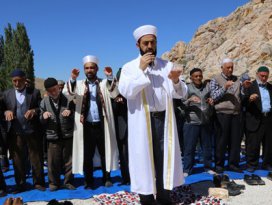 Konyada ağlatan yağmur duası!
