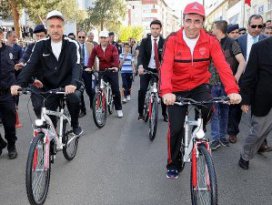 Bakan Yılmaz sağlıklı yaşam için pedal çevirdi