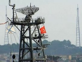 Rus savaş gemisi Türk bayrağı dalgalandırarak geçti