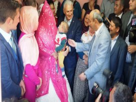 Binali Yıldırım’dan yeni evli çifte nasihat