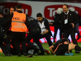 Hakem Bayarslana saldıran taraftar gözaltına alındı