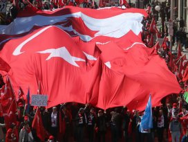 Kanadadaki Türkler Ermeni yalanlarına karşı yürüdü