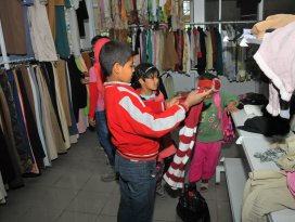 Akşehir Belediyesi Suriyeli çocukları sevindirdi