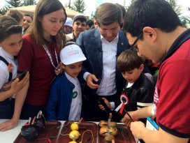 Davutoğlu çocuklarla bilimsel deney yaptı