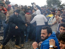 Midillide göçmenler ve polis arasında çatışma çıktı