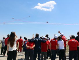 Türk Yıldızlarından özel çocuklara özel gösteri