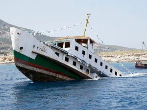 40 yıllık vapur sirenlerle batırıldı