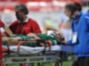 Futbolcunun maçta kalbi durdu